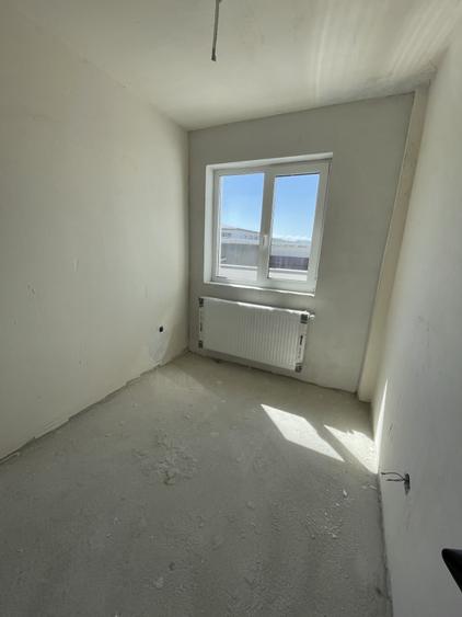 Apartament cu 3 camere semidecomandat în Florești