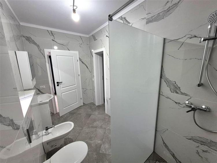 Apartament cu 4 camere decomandat în Lețcani