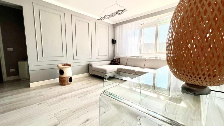 Apartament cu 3 camere semidecomandat, mobilat în Titan