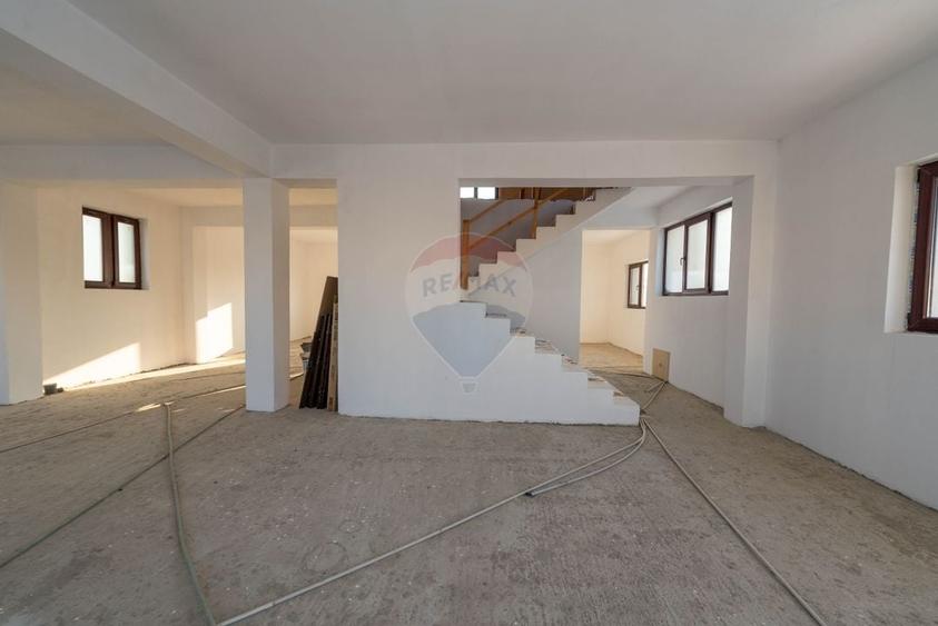 Casă individuală cu 9 camere cu Teren 400 Mp în Est