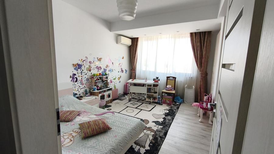 Apartament cu 4 camere decomandat în Est