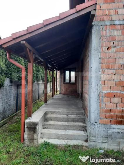 Casă cu 5 camere cu Teren 500 Mp în Păulești