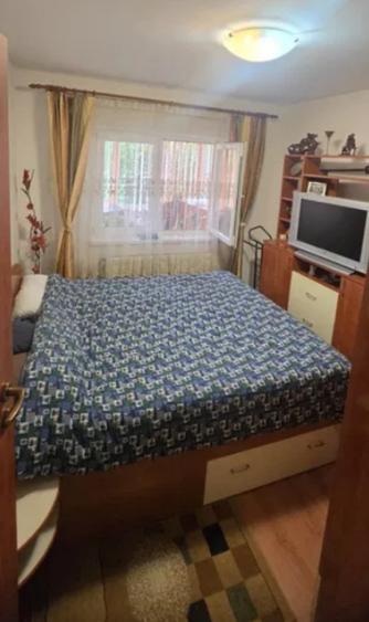 Apartament cu 3 camere decomandat în Florilor