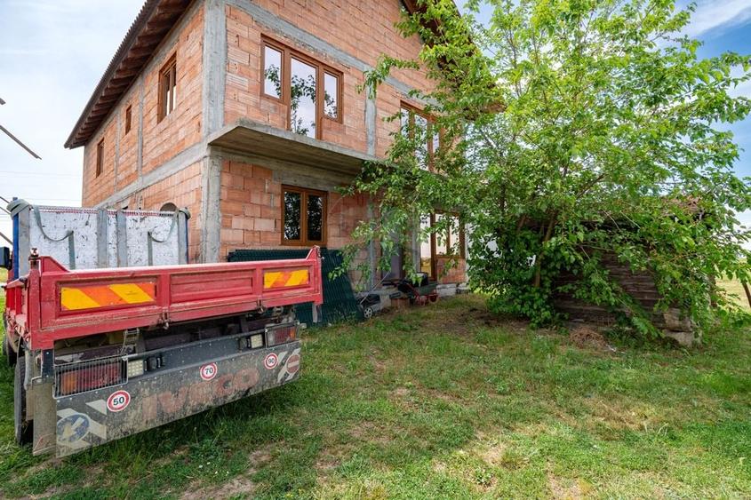 Casă individuală cu 5 camere cu Teren 300 Mp în Fântânele