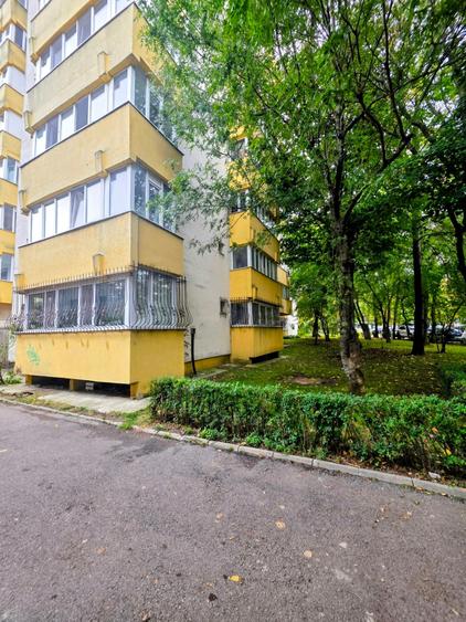 Apartament cu 4 camere decomandat în Doamna Ghica