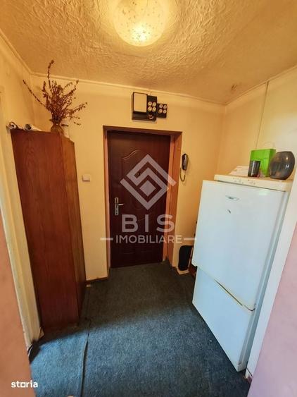 Apartament cu 3 camere semidecomandat în Decebal