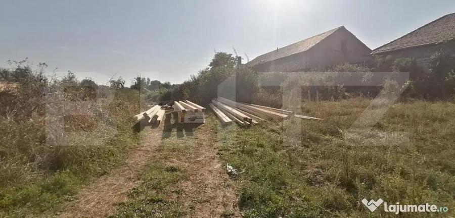 Teren de 3600 mp, în Teiu