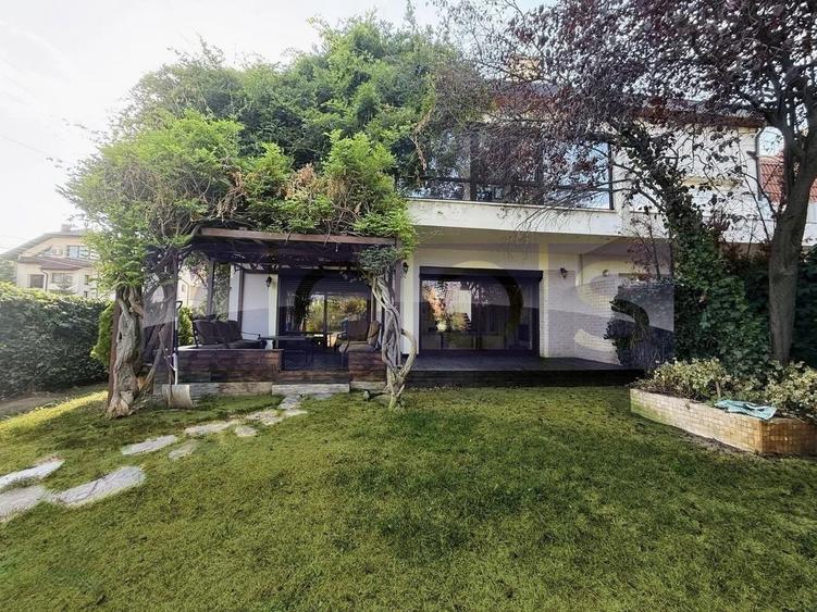 Casă individuală cu 6 camere cu Piscina în Central