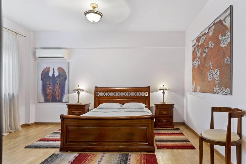 Apartament cu 3 camere semidecomandat în Arcul de Triumf