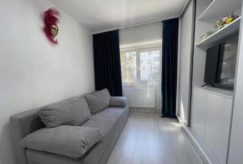 Apartament cu 3 camere decomandat, mobilat în Casa de Cultură