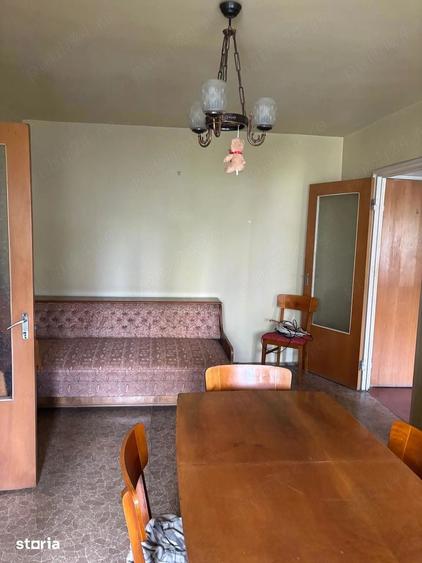 Apartament cu 4 camere semidecomandat în Tei