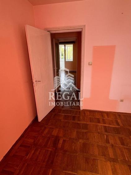 Apartament cu 3 camere semidecomandat în Central