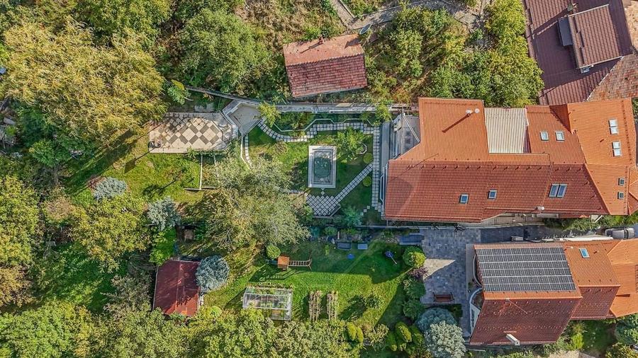 Casă individuală cu 11 camere cu Piscina în Schei