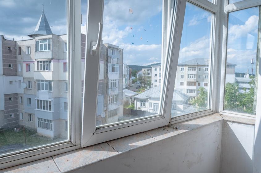 Apartament cu 3 camere decomandat, mobilat în Moinești