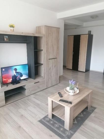 Ofer spre închiriere apartament 2 camere bloc nou - 1