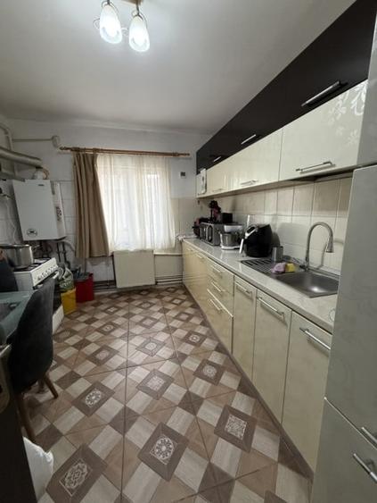 Apartament cu 4 camere decomandat, mobilat în Soarelui