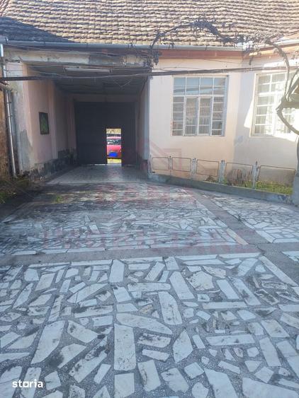 Casă cu 6 camere cu Teren 3340 Mp în Central