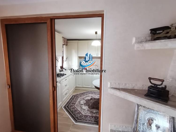 Casă individuală cu 7 camere cu Teren 1066 Mp în Periferie