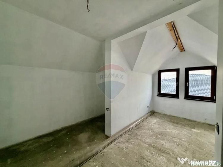 Casă cu 7 camere cu Teren 615 Mp în Est