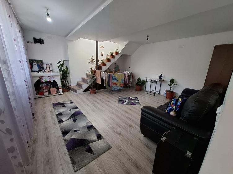 Casă cu 4 camere în Lacu