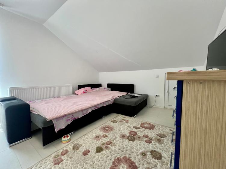 Casă cu 5 camere cu Teren 500 Mp în Ciurbești