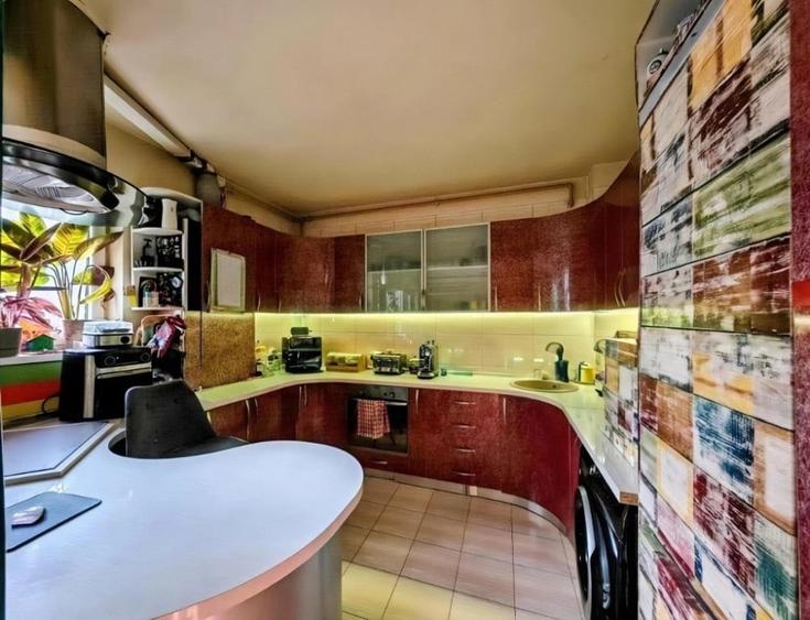 Apartament cu 3 camere decomandat în Uverturii