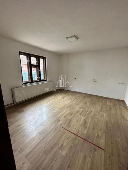 Casă individuală cu 5 camere cu Canalizare în Central
