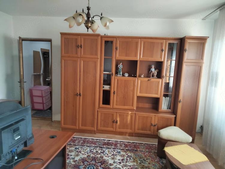 Apartament cu 3 camere semidecomandat în Central