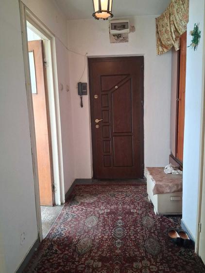 Apartament cu 3 camere semidecomandat în Colentina