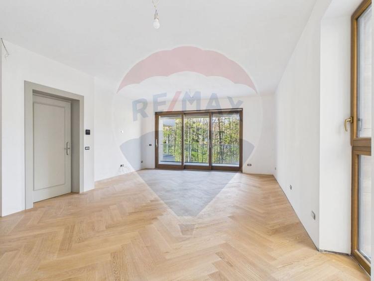 Apartament cu 3 camere decomandat în Calea Moroieni