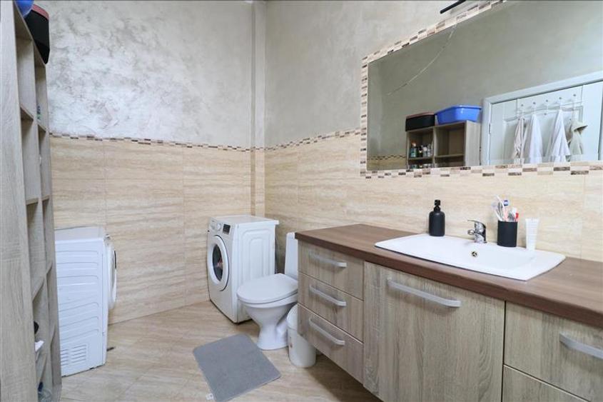 Apartament cu 3 camere decomandat, mobilat în Nicolina