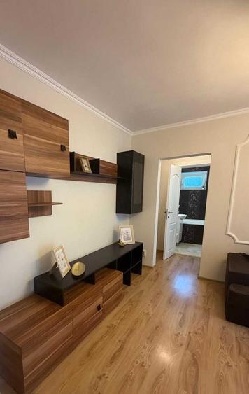 Apartament cu 3 camere semidecomandat în Rogerius