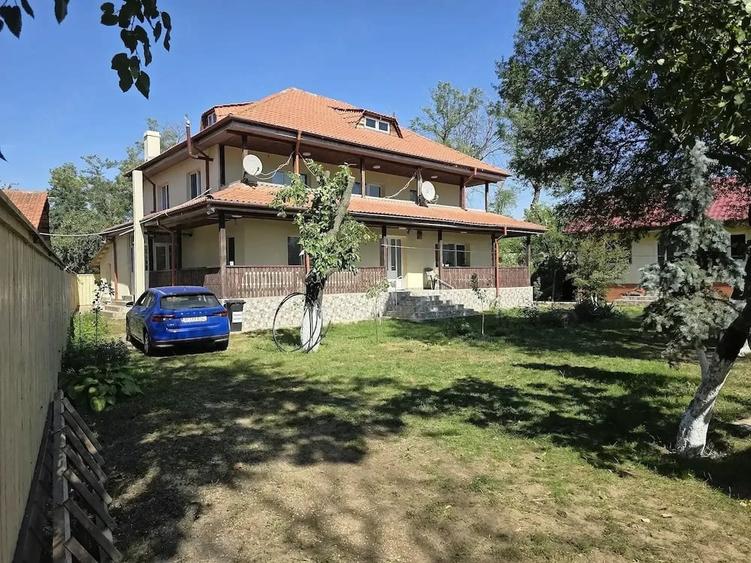 Casă cu 7 camere cu Teren 3000 Mp în Nicorești