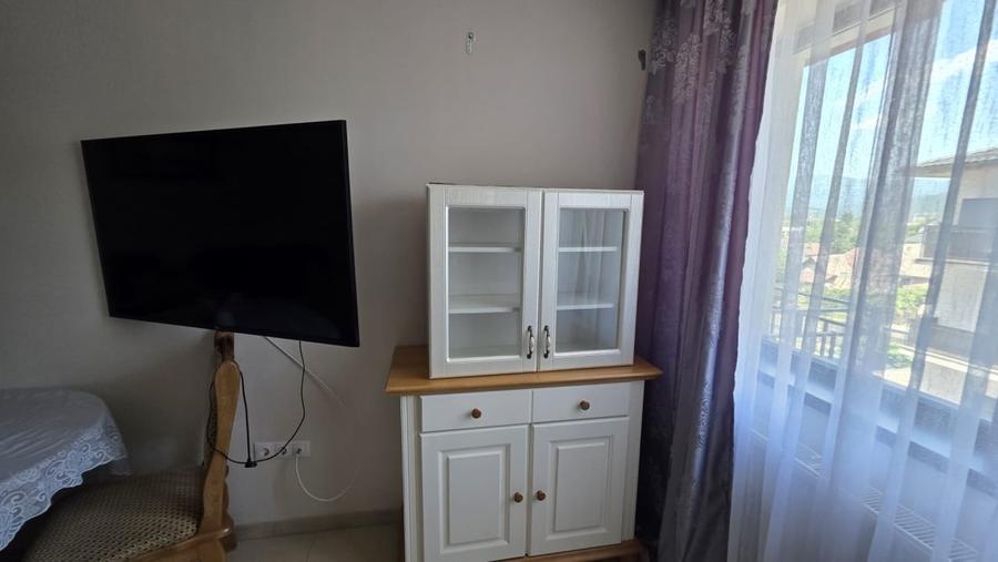 Apartament cu 3 camere semidecomandat, mobilat în Hotvon