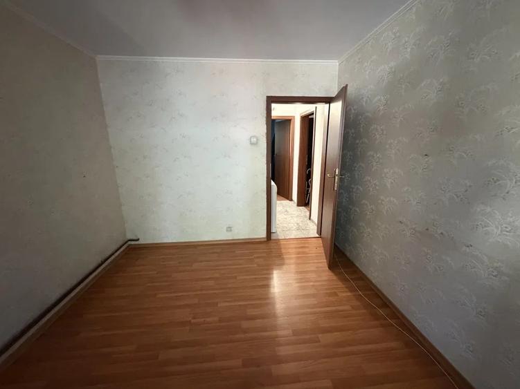 Apartament cu 3 camere semidecomandat în Drumul Taberei