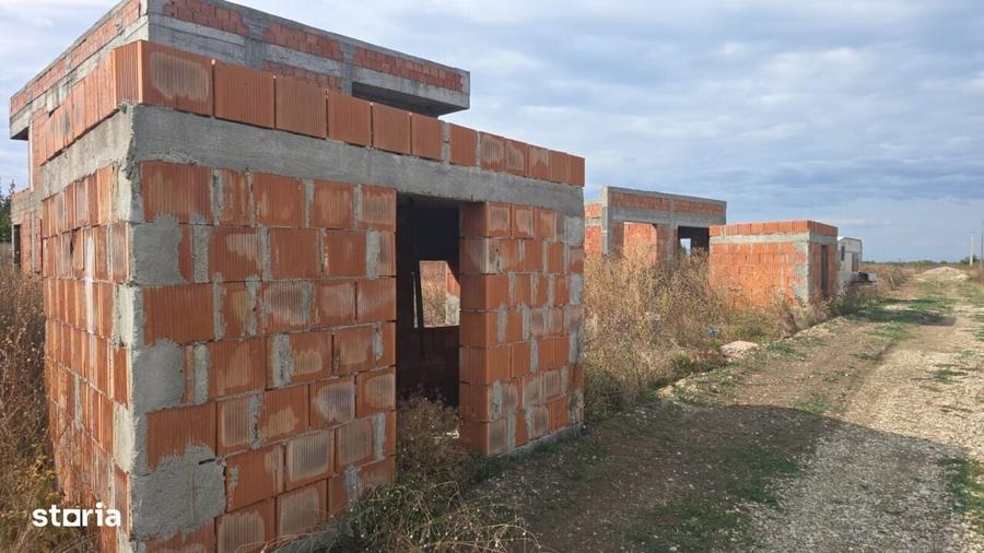 Casă cu 4 camere în Ostratu