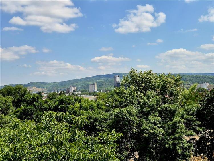 Apartament cu 3 camere semidecomandat în Tătărași