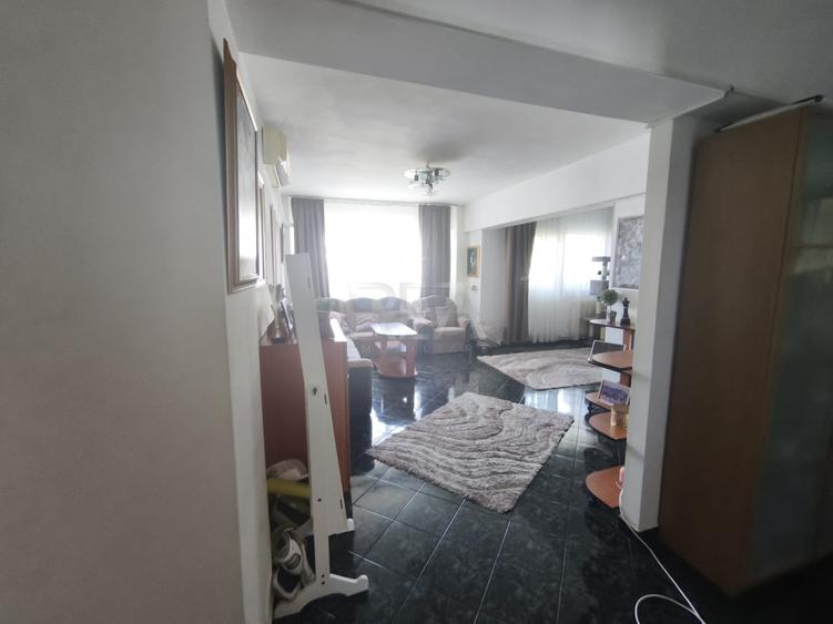 Apartament cu 4 camere decomandat, mobilat în Păcii