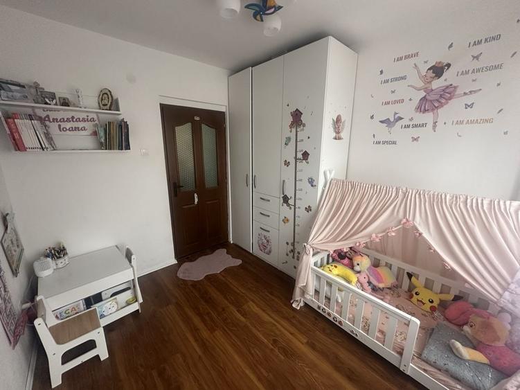 Apartament cu 4 camere decomandat în Micro 16