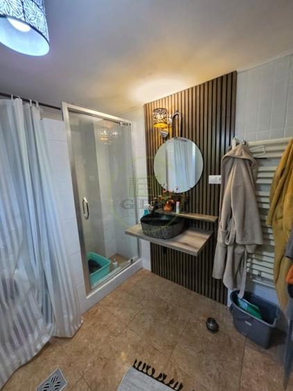Casă individuală cu 7 camere cu Teren 4557 Mp în Exterior Est