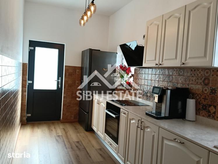 Casă cu 6 camere cu Teren 670 Mp în Roșia