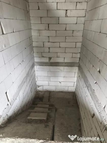 Casă cu 2 camere cu Teren 4400 Mp în Central