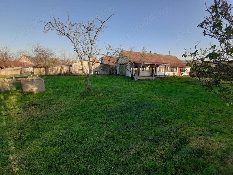 Casă cu 2 camere cu Teren 2000 Mp în Central