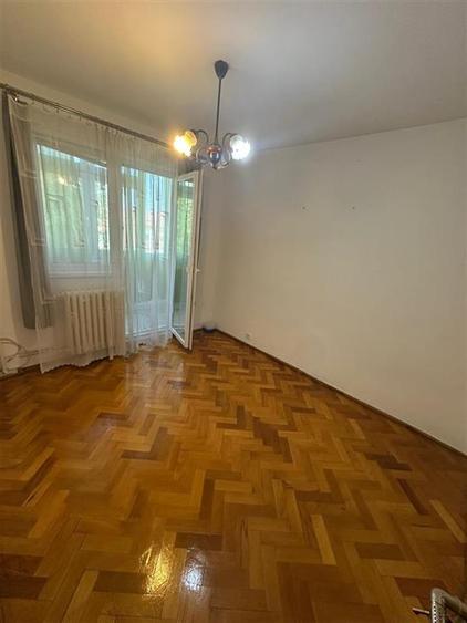 Apartament cu 3 camere semidecomandat în Spitalul Județean