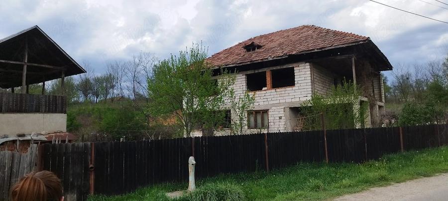 Casă cu 3 camere cu Teren 2000 Mp în Barza
