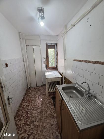 Apartament cu 3 camere semidecomandat în Viziru 1