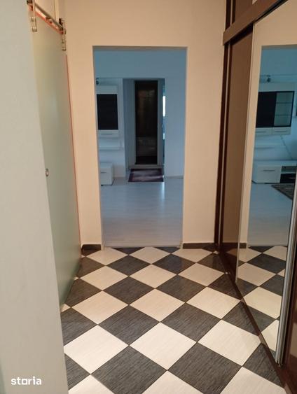 Apartament cu 3 camere semidecomandat în Obor