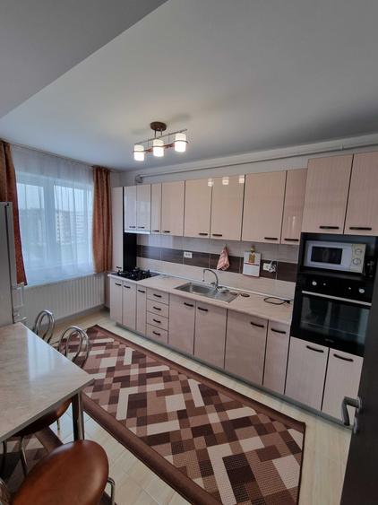 Apartament cu 3 camere decomandat în Roșu
