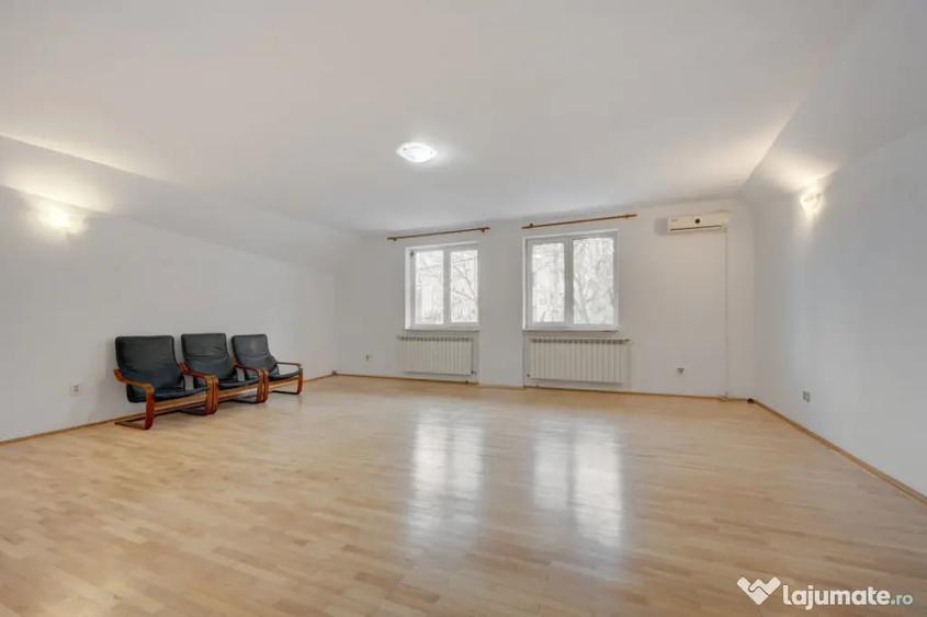 Casă cu 7 camere cu Teren 300 Mp în Uverturii