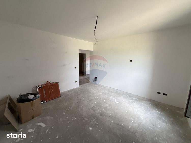 Casă cu 5 camere cu Teren 3960 Mp în Milcovul
